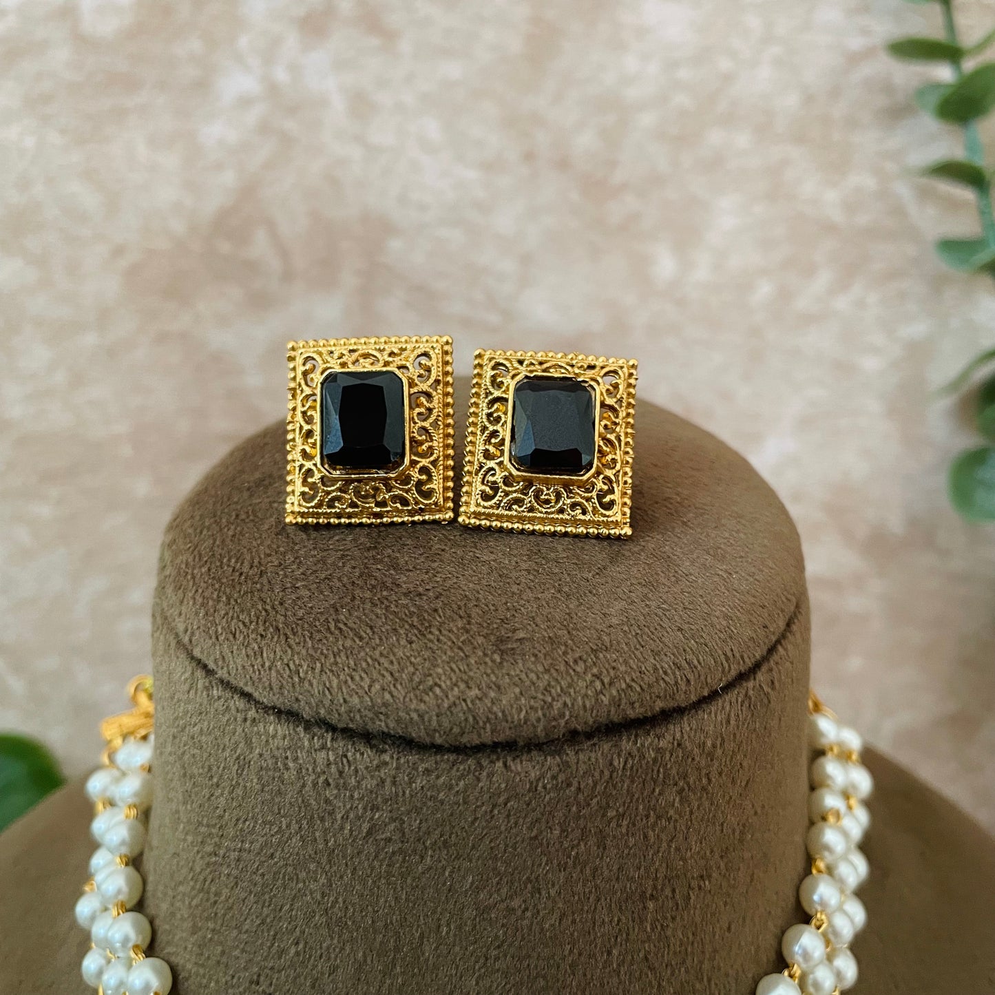 Vedikha Pearl Necklace/Choker Set