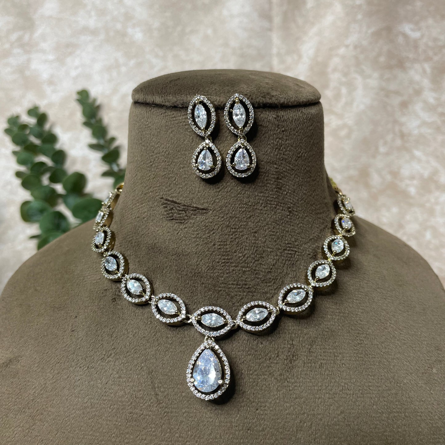 Neha Necklace Set