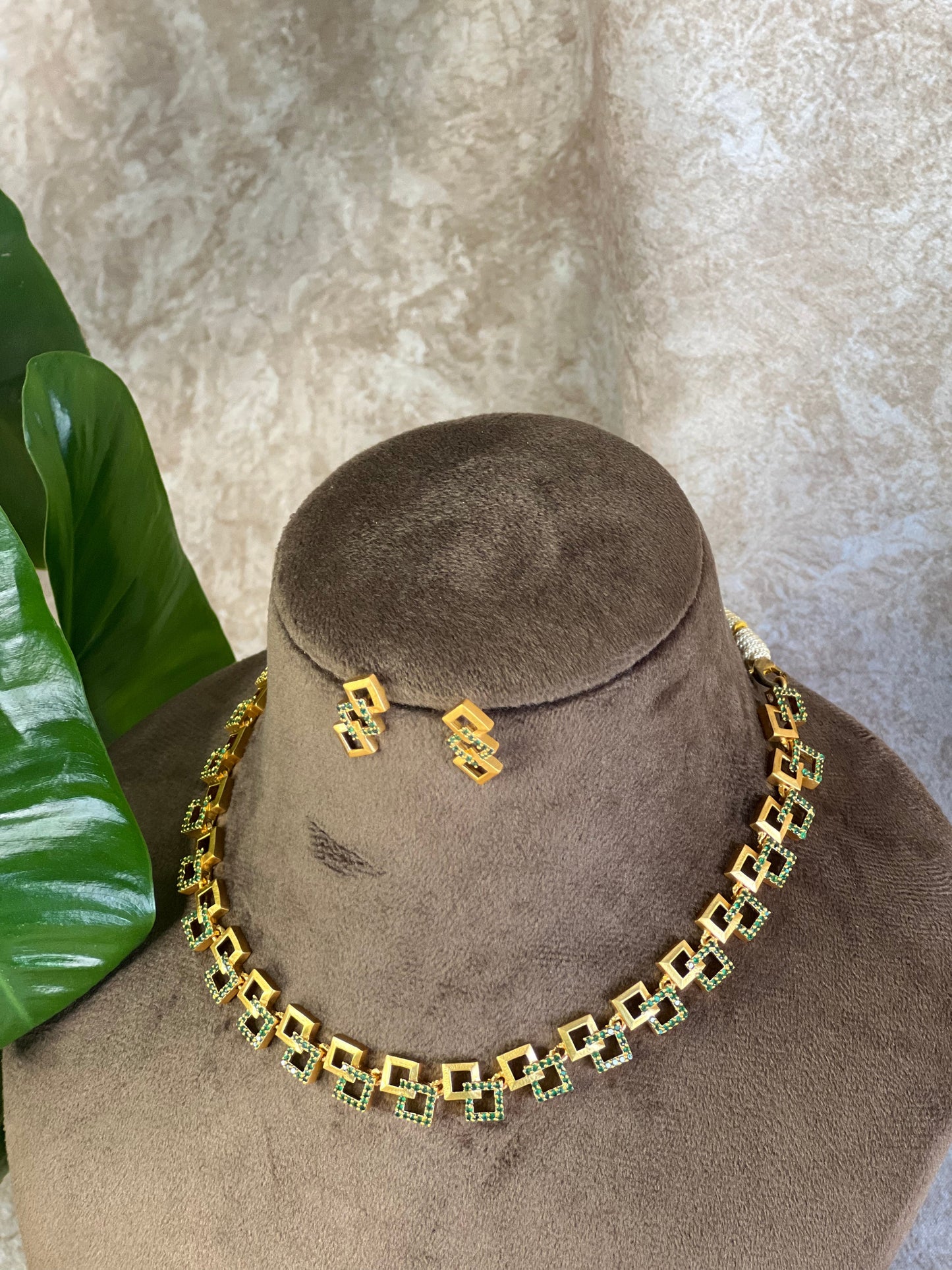 Lathiha Zig Zag Necklace with Stud