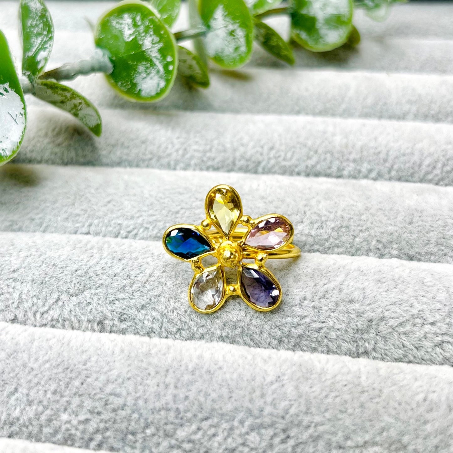 Bloom glossy stone ring