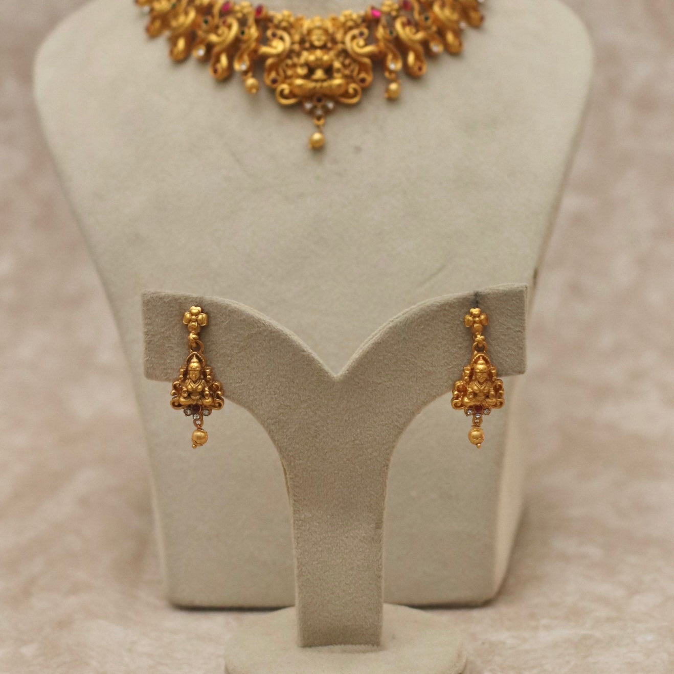 Shivanti Necklace with Stud
