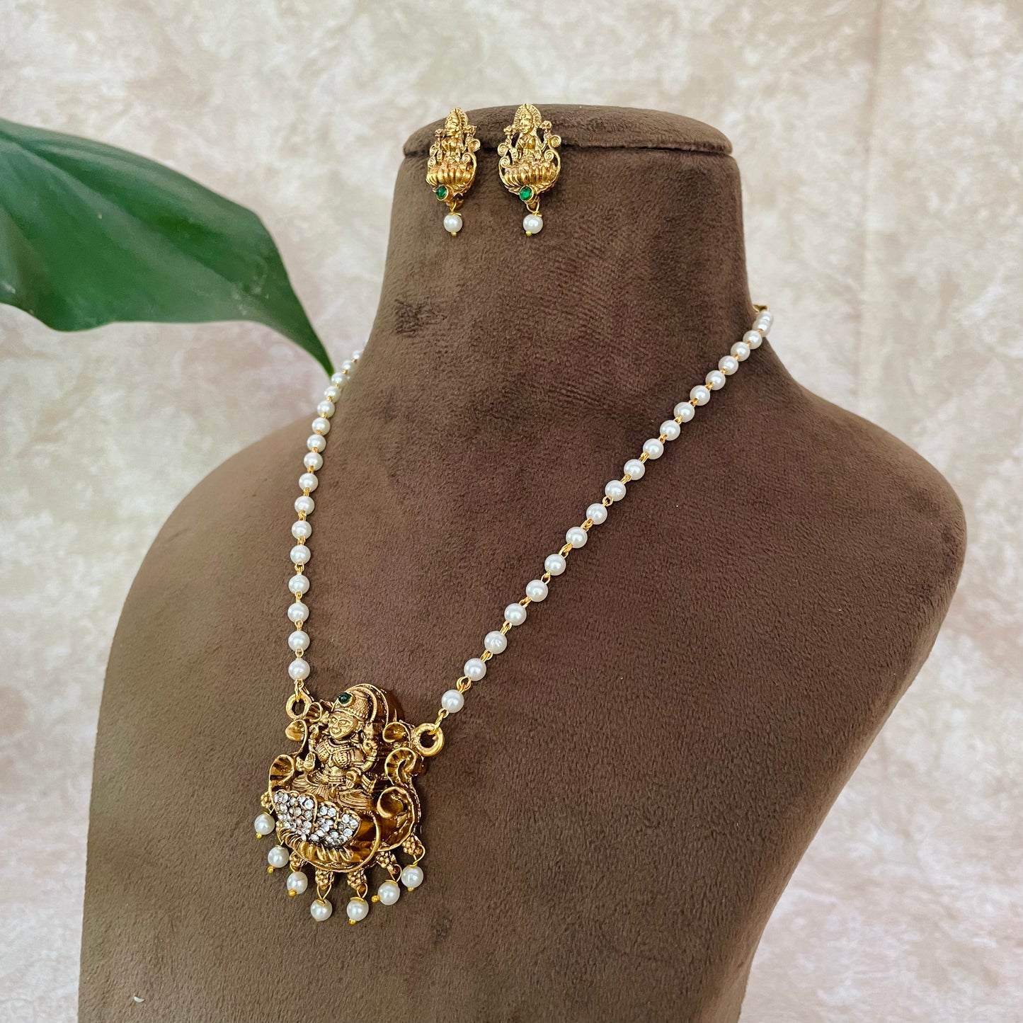 Shanvi Necklace with Earring set