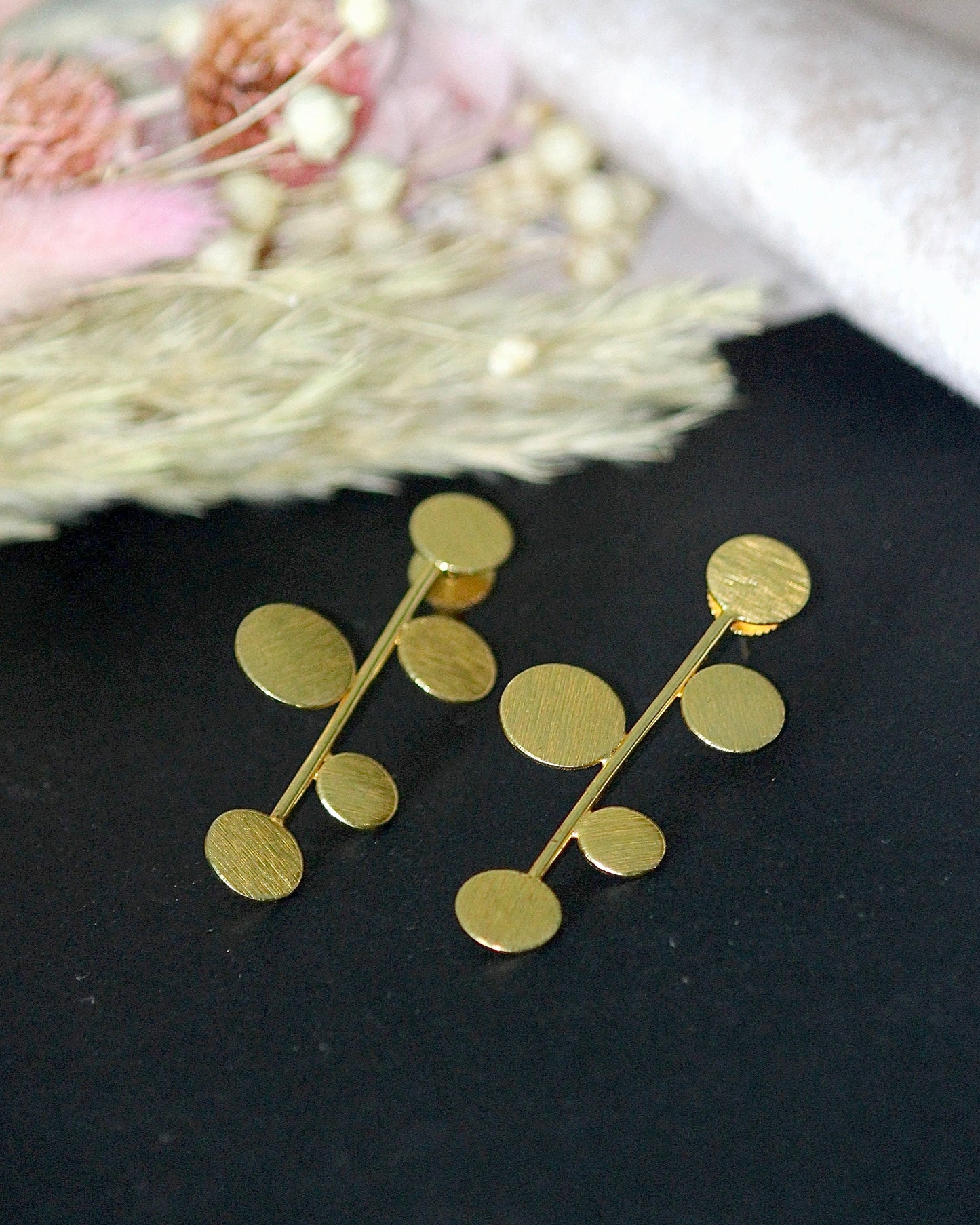 Zig zag round brass gold plated earring