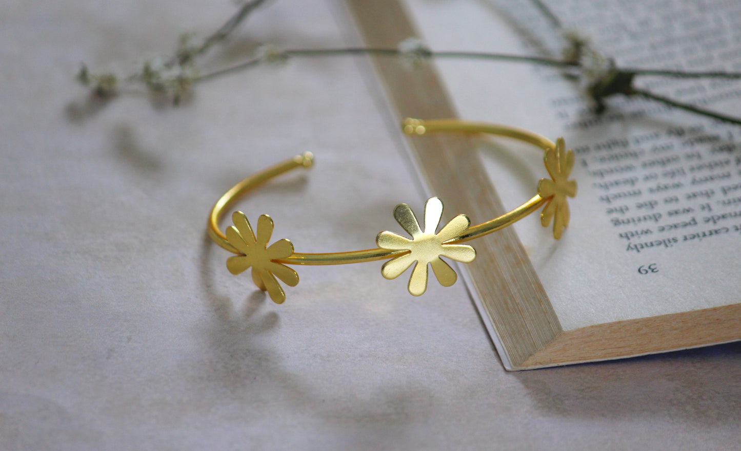 Glossy Tri Flower Bracelet
