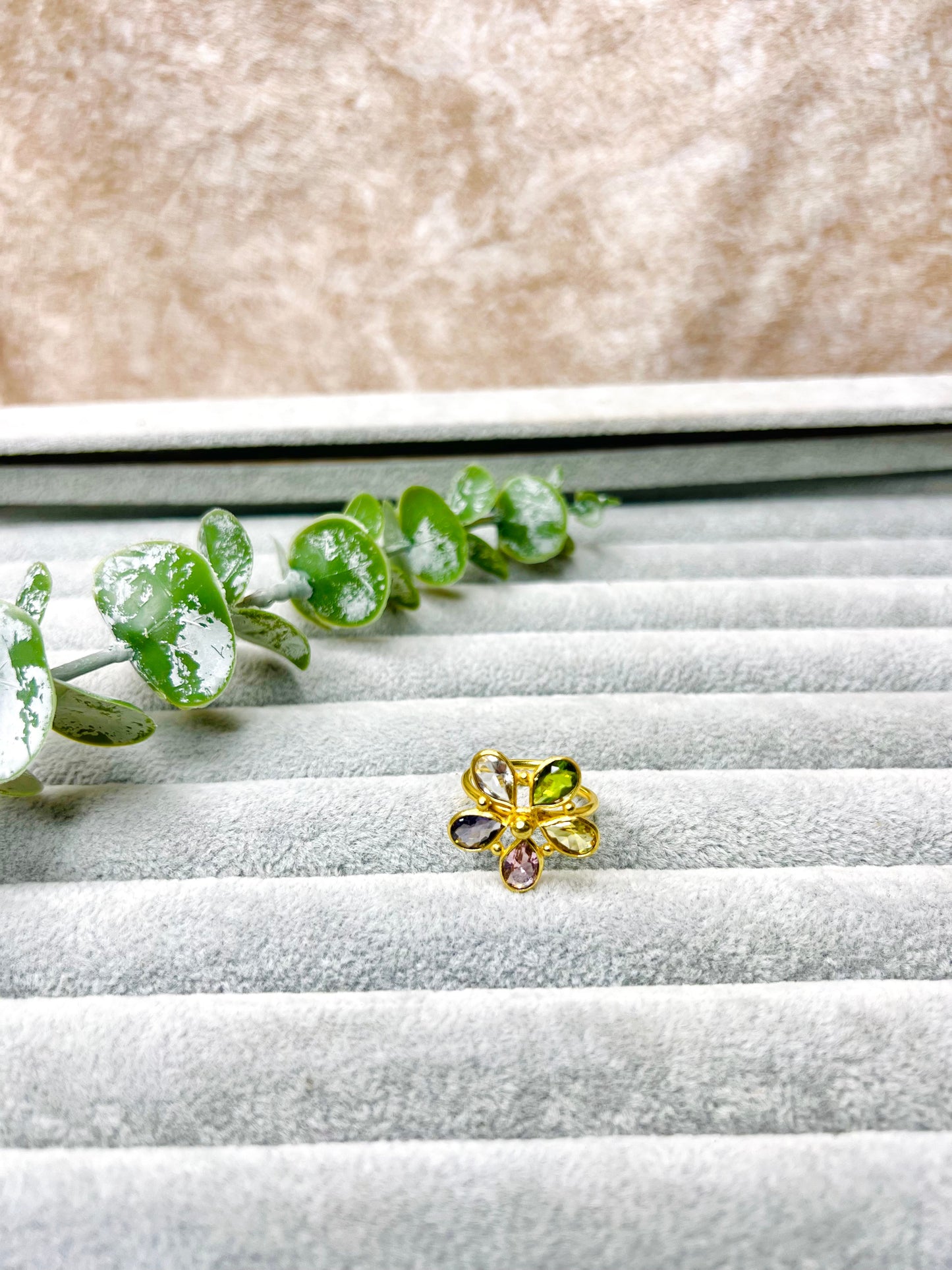 Bloom glossy stone  ring