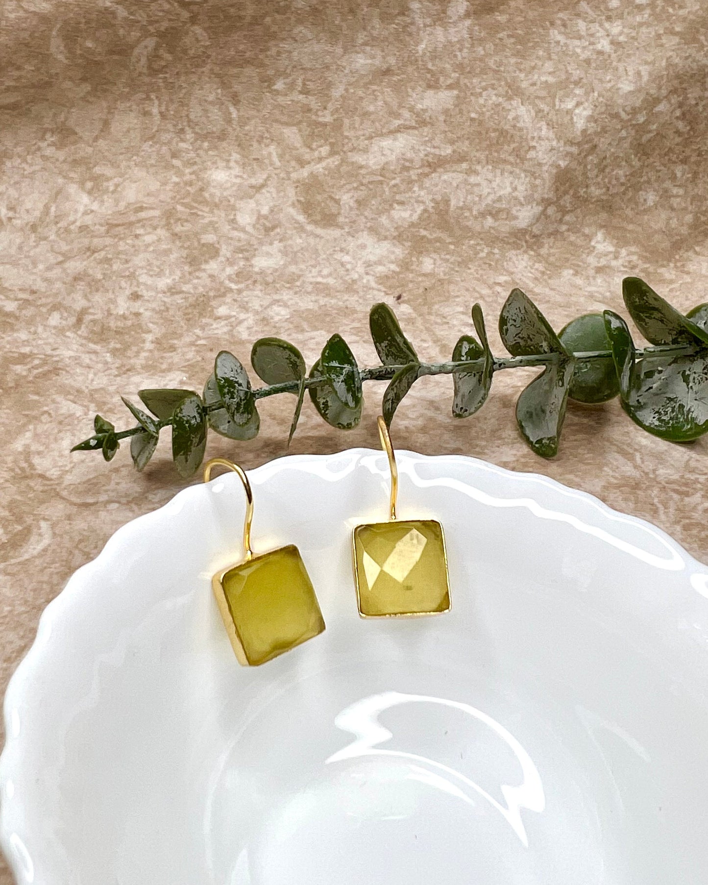 Glossy square drops