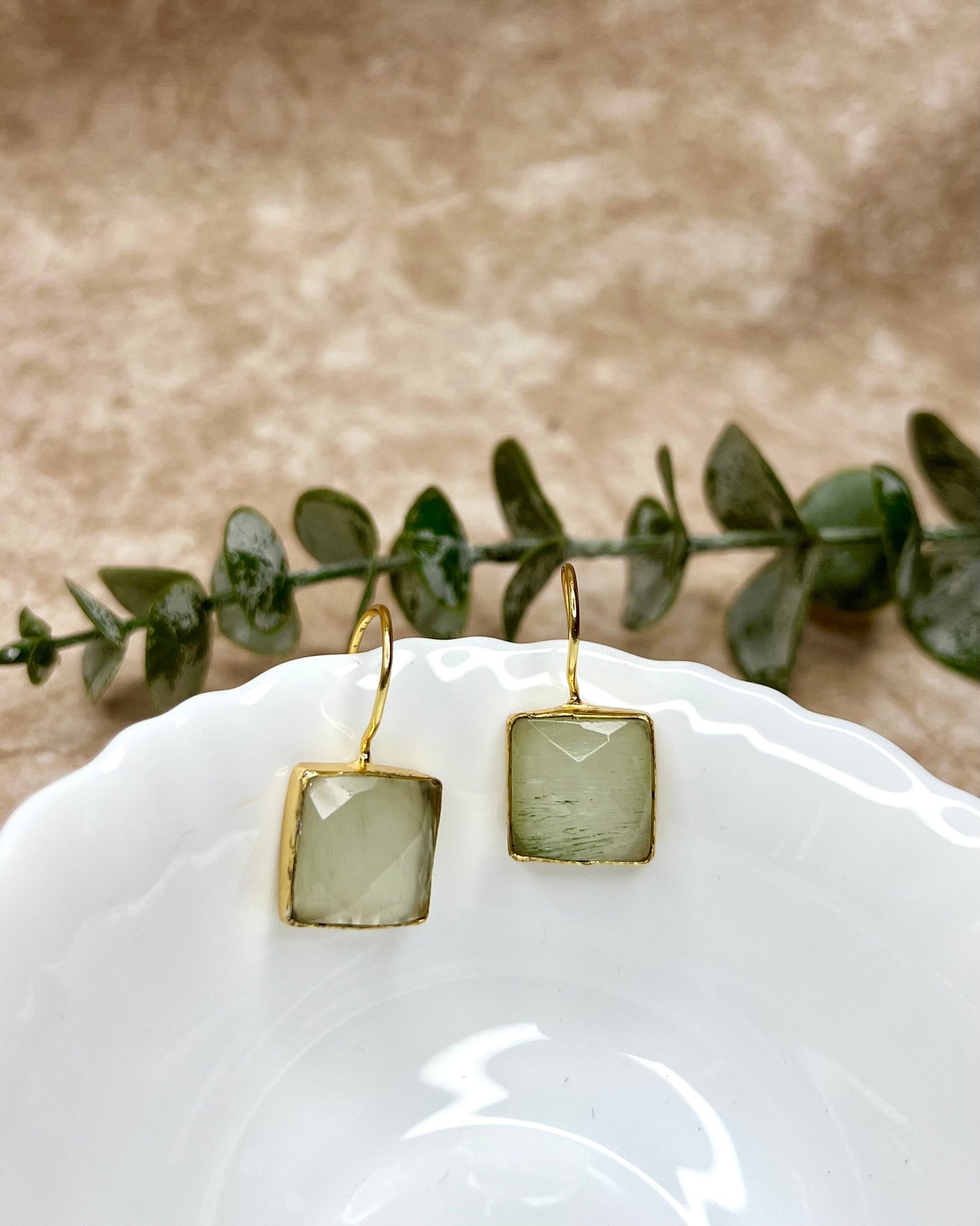 Glossy square drops