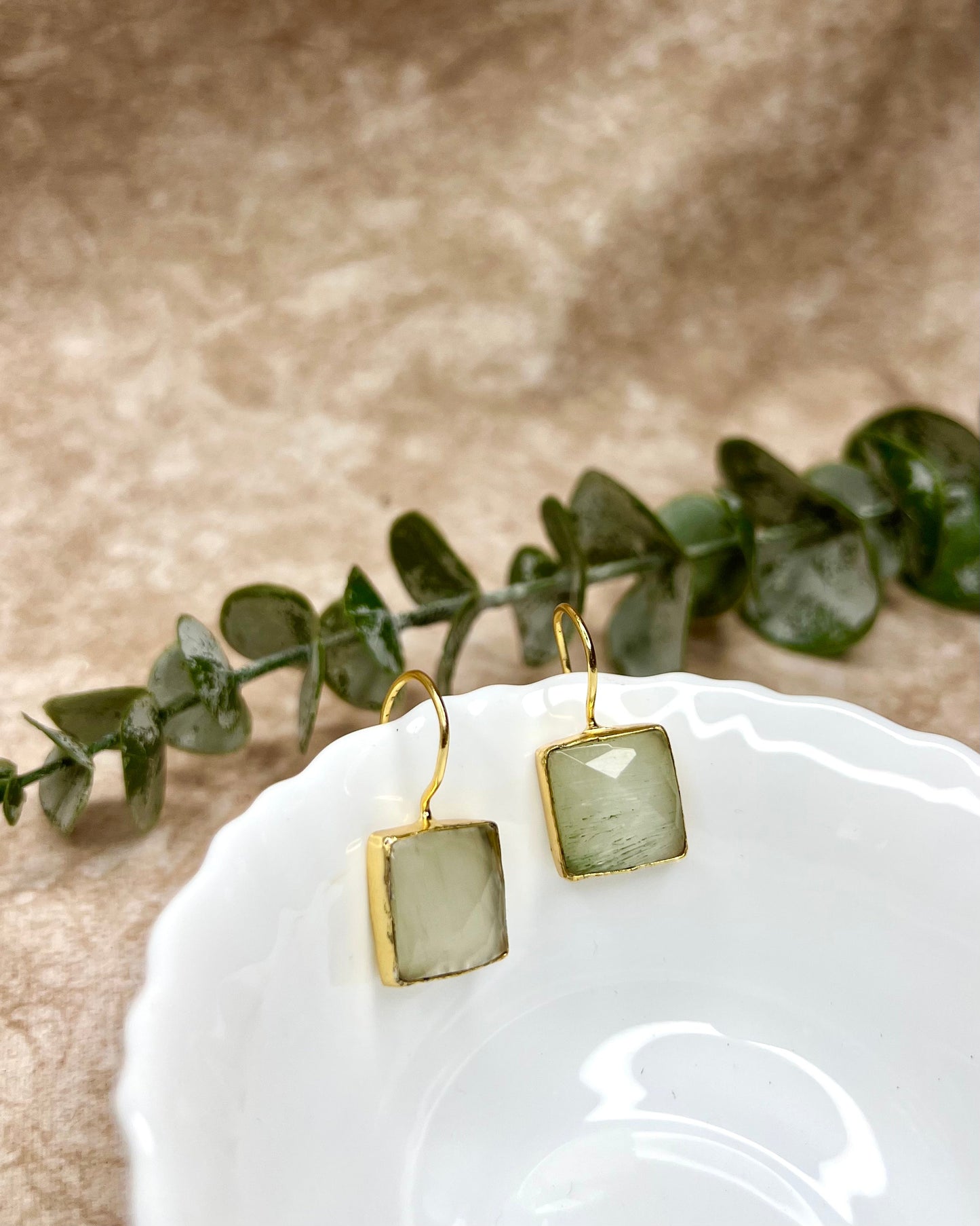 Glossy square drops