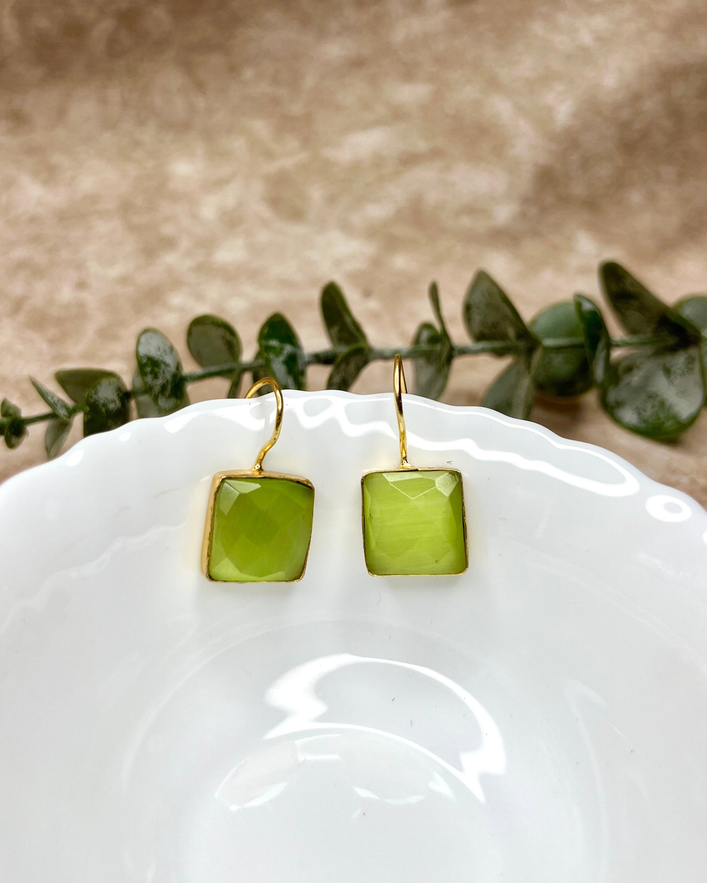 Glossy square drops