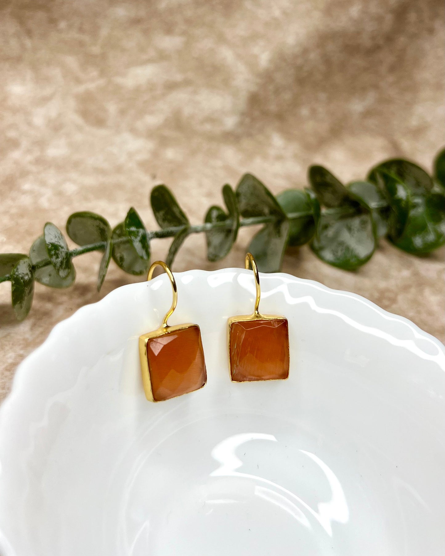 Glossy square drops